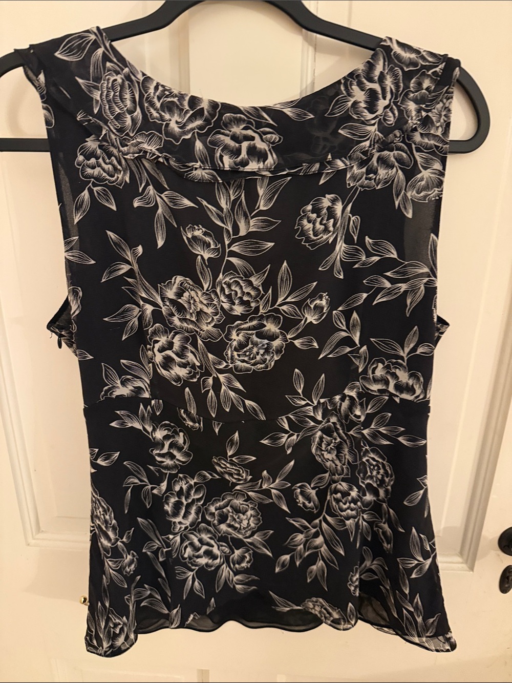 LOFT Black and White Floral V-Neck Sleeveless blouse size 14 - Picture 3 of 5
